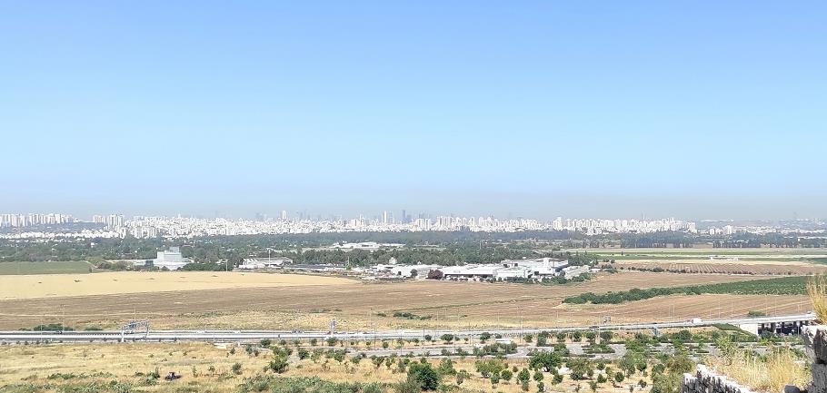 Панорама Петах-Тиквы - вид из национального парка Мигдаль цедек в мае 2024 г.