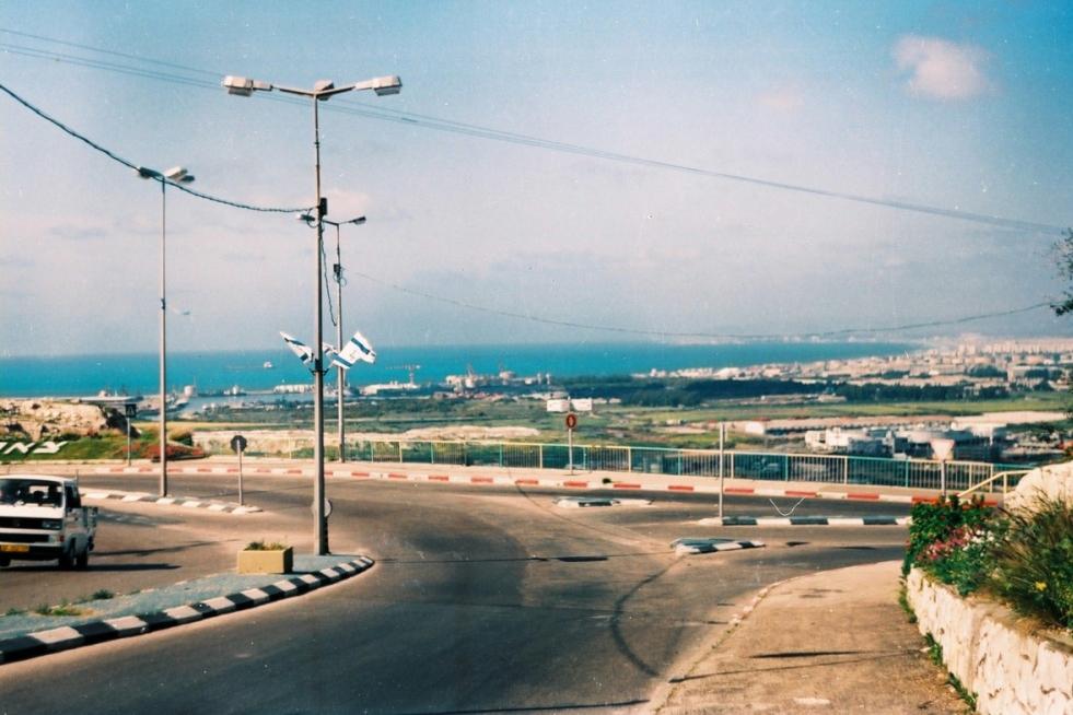 Вид на Хайфский залив из Нешера в 1996 году. Фото Л.Гроервейдла