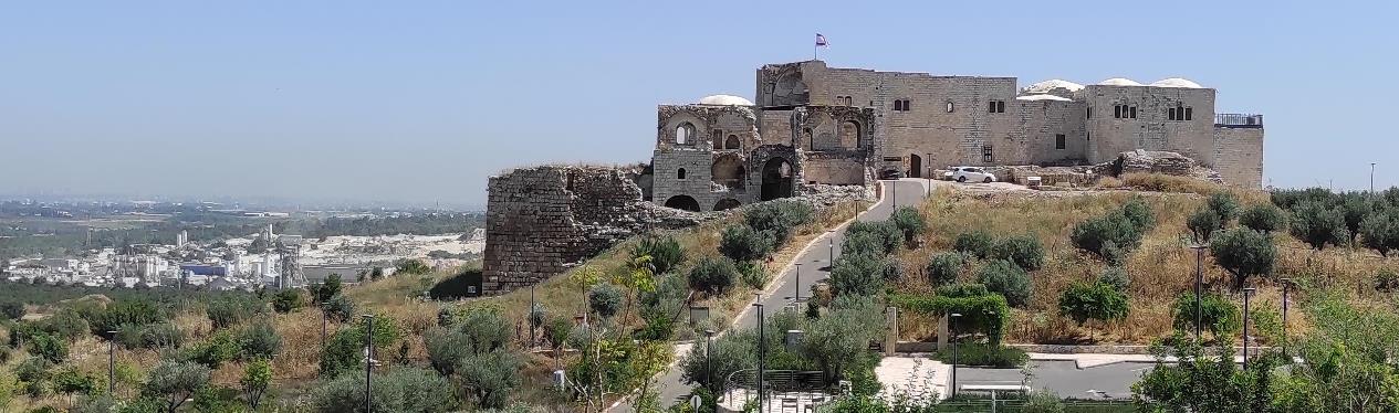 Замок крестоносцев в парке Мигдаль цедек и камнедробильный завод, Рош hа-Айн, май 2024 г.