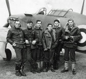 Пилоты 87 эскадрона в 1940 г.; крайний справа Родерик Малахи Рейнер.
