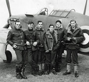 Пилоты 87 эскадрона в 1940 г.; крайний справа Родерик Малахи Рейнер.