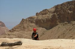 Спуск с большого отвеса (125 м.) Хевера. (с) Фото Михаила Туваля