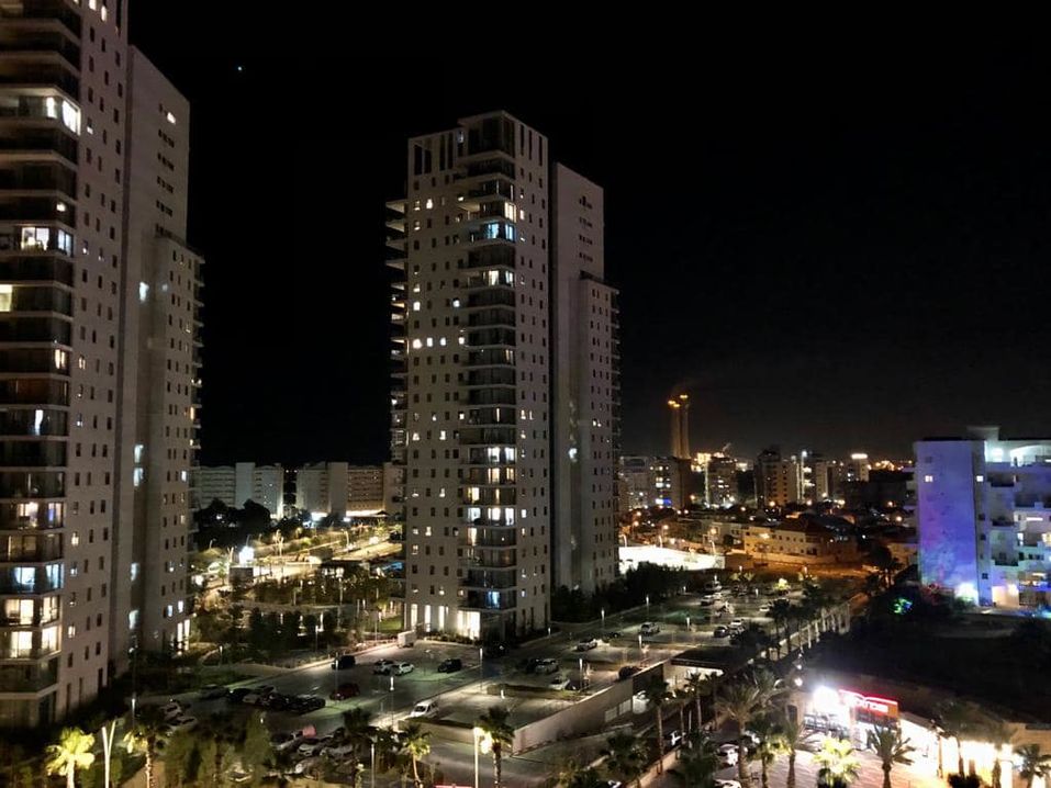 Хадера ночью в декабре 2021 г. Фото So Nata.