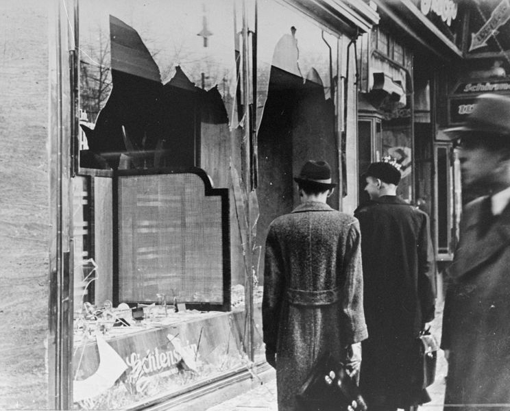 Файл:The day after Kristallnacht.jpg
