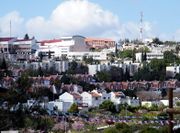 Вид на Ариэль с гребня горы. (с) Фото Макса Черноглаза.