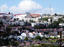 Вид на Ариэль с гребня горы. (с) Фото Макса Черноглаза.