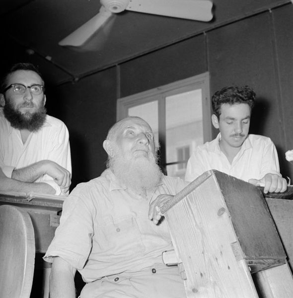 Файл:Israël; Kfar Hassidim (Hasidim). Aandacht tijdens een bijeenkomst in een jesjiva (Talmoedschool) (255-3052).jpg