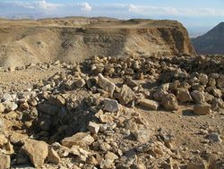 Развалины римского лагеря на пустынном плато, над Пещерой Посланий. (с) Фото Михаила Туваля