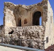 Развалины дома перед входом в замок крестоносцев в парке Мигдаль цедек. Май 2024 г.