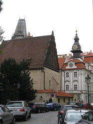 Ратуша еврейского квартала в Праге и Старо-новая синагога, 1270 г. - старейшая действующая синагога в мире. Фото Яира Хаклаи, 2011 год.