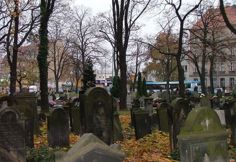 Файл:Cmentarz żydowski w Legnicy.JPG