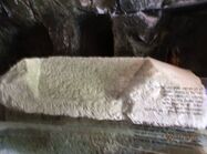 Саркофаг с надписью на иврите. Фото д-ра Александра Луговского.