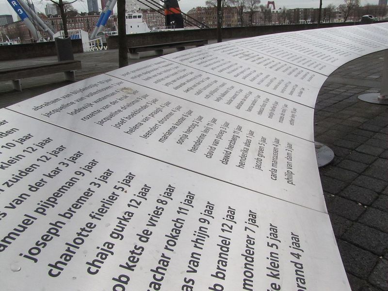 Файл:Loods 24 (Rotterdam) mémorial pour les enfant déportés et tués durant la Seconde Guerre Mondiale.jpg