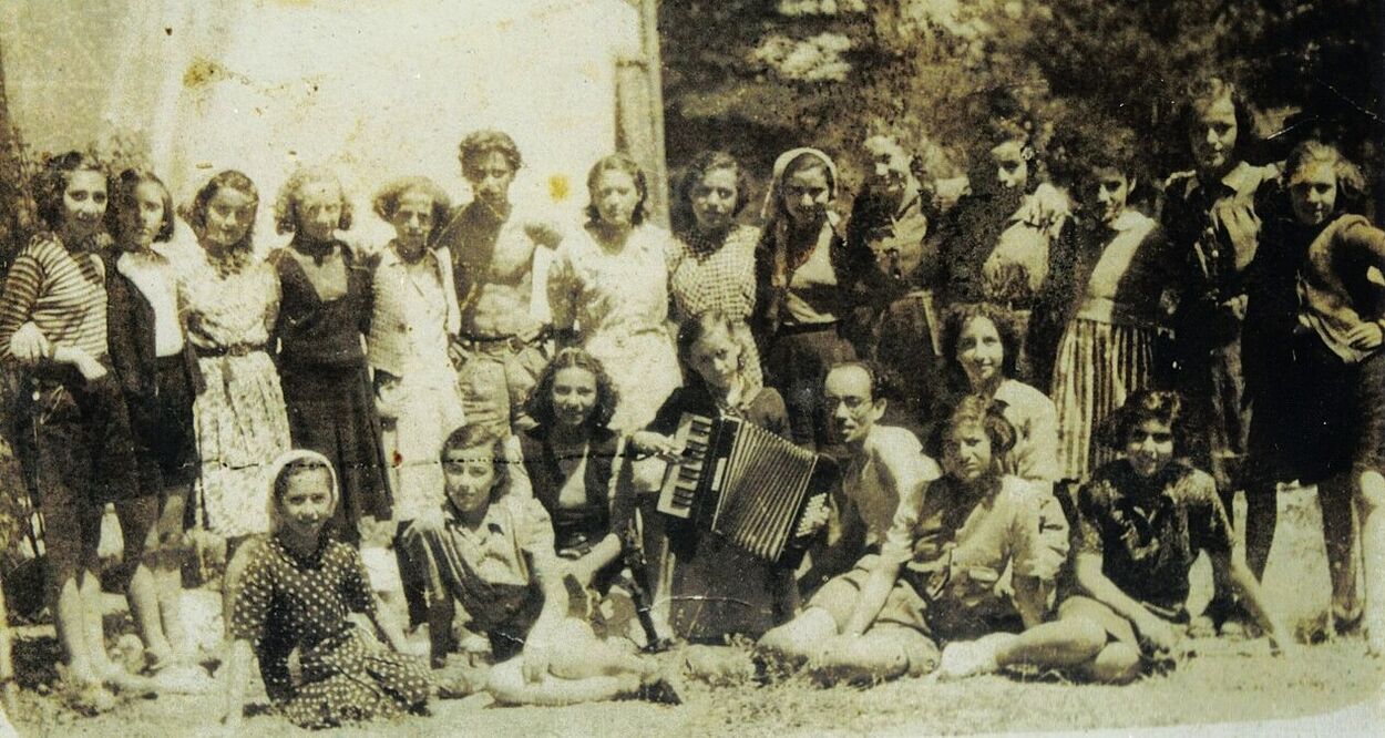 Группа учеников еврейской школы в Пловдиве перед отъездом в Израиль в 1948 г.