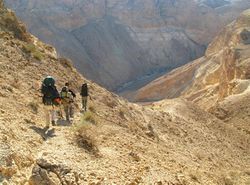 По дороге в Пещеру посланий. (с) Фото Михаила Туваля