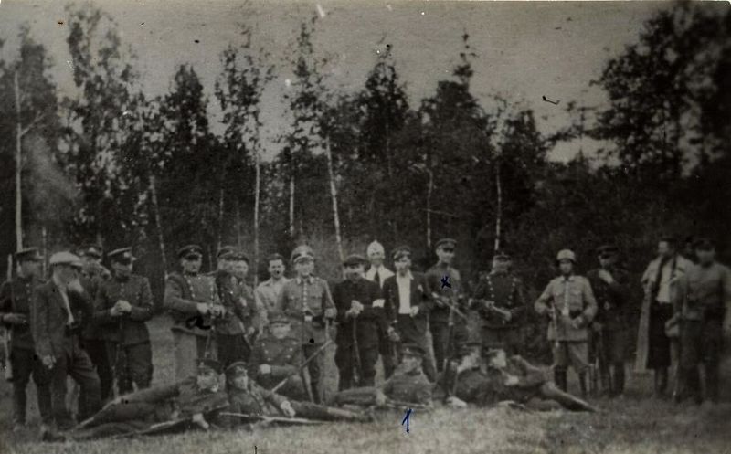 Файл:Lithuanian rebels (Lithuanian Activist Front) during the June Uprising in Ukmergė, Lithuania, 1941.jpg