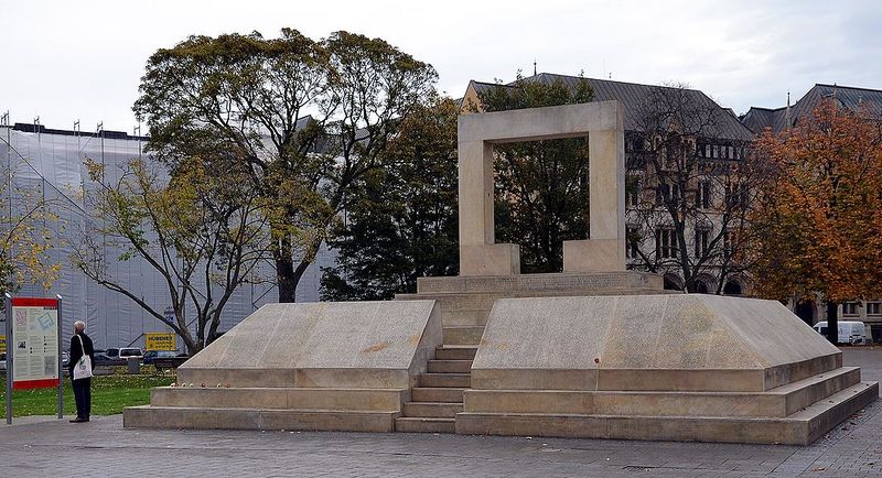 Файл:2013-10-25 Enthüllung der Informationstafel am Holocaust-Mahmmal in Hannover, 40k, ein erster Passant vor der Tafel ....JPG