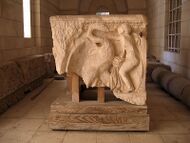 Леда и лебедь - барельеф на стене в гробнице