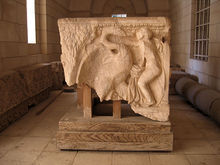 Леда и лебедь - барельеф на стене в гробнице