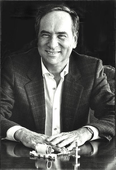 Файл:Maiman with the first laser.jpg