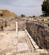 Развалины древнего общественного туалета