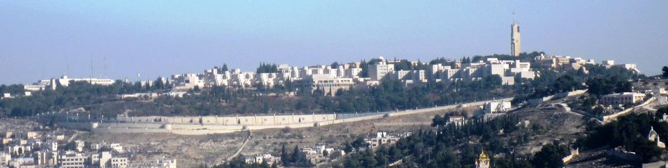 Вид с площадки у дворца наместника (юг Иерусалима) на университет и больницу Хадасса на горе Скопус. Фото Ави Дрора.