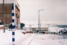 Дом культуры и банк в Ариэле зимой 1999 года. Фото Л.Гроервейдла.