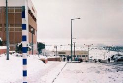 Дом культуры и банк в Ариэле зимой 1999 года. Фото Л.Гроервейдла.