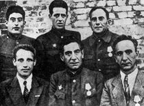 Шолом Зорин со своими товарищами. На снимке - в середине нижнего ряда.