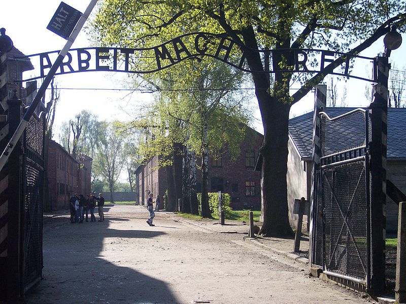 Файл:Entrance Auschwitz I.jpg