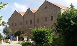 Археологический музей «Мизгага́» в бывшем здании бутылочной фабрики в Нахшолим. Фото: Ш. Кидрон, 2016 г.