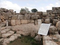 Крайний дом посёлка, стена которого была внешней стеной.