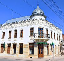 Жилой дом в Берегове, в помещении аптеки был магазин Розенталя.