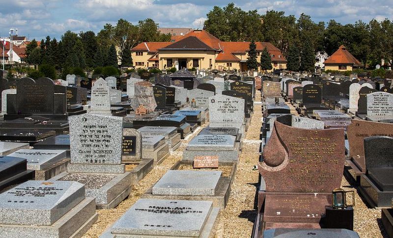 Файл:JewishCemeteryInStrasbourg.JPG