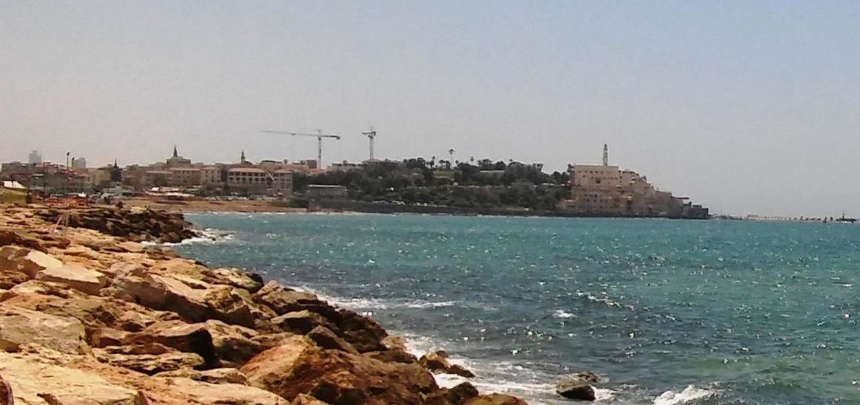 Старый Яффо - вид с тель-авивского пляжа.