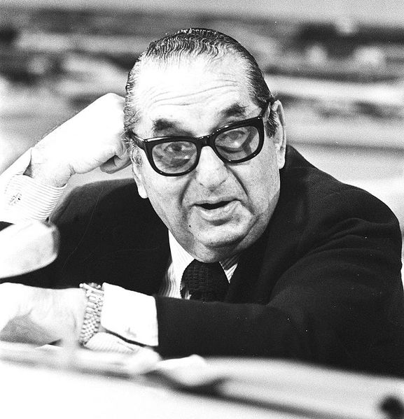 Файл:Producer Een brug te ver Joseph E Levine geeft persconferentie op Schiphol t, Bestanddeelnr 928-8194 (1).jpg