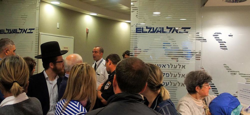 Пассажиры, застрявшие у закрытого офиса Эль-Аль в аэропорту во время забастовки (2013 г.)