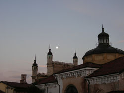 Синагога в Верчелли, Пьемонт, на расвете.