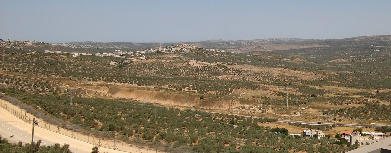 Транссамарийское шоссе к востоку от перекрёстка Ариэль, 2017 г. Слева - арабские деревни к северо-западу от города, справа внизу - Марда.