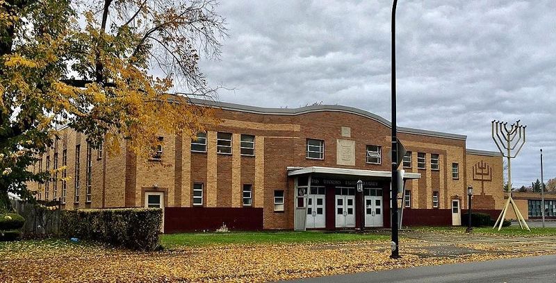 Файл:Knesset Center (Bais HaKnesses HaGodol Lubavitch) - fmr Temple Beth David Ner Israel - Buffalo, New York - 20201111.jpg