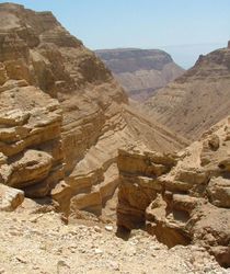 Вид на ущелье Хевер с Большого отвеса (125 м). (с) Фото Михаила Туваля