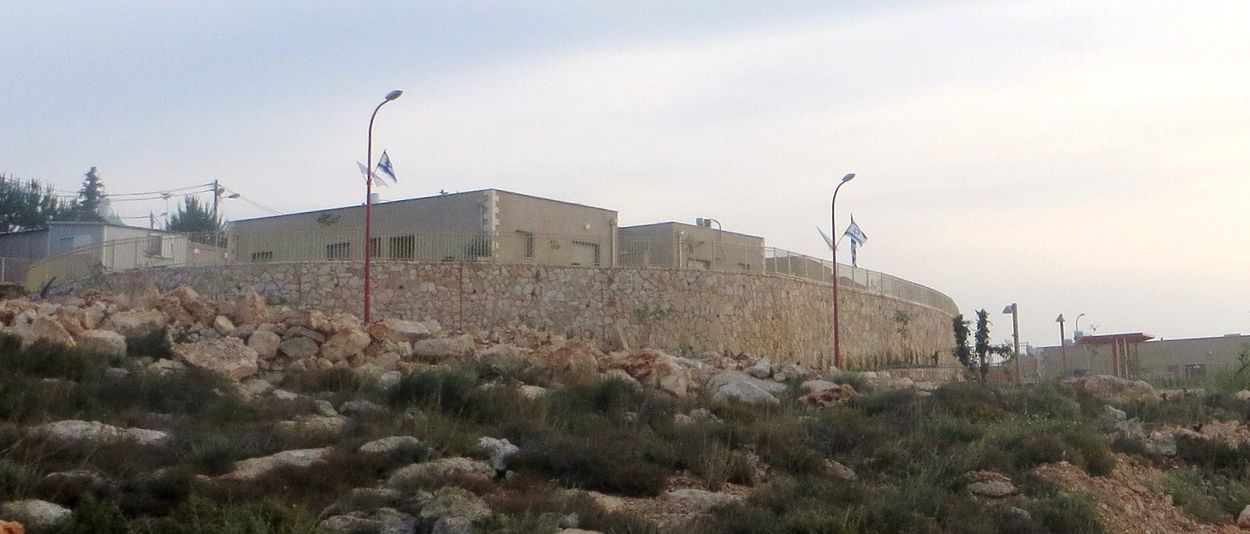 Вид от ворот Нофей Нехемия в мае 2014 года.