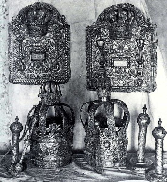 Файл:Opatów Synagogue silverware.JPG