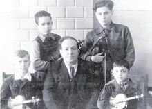 с учениками в 1949 г.