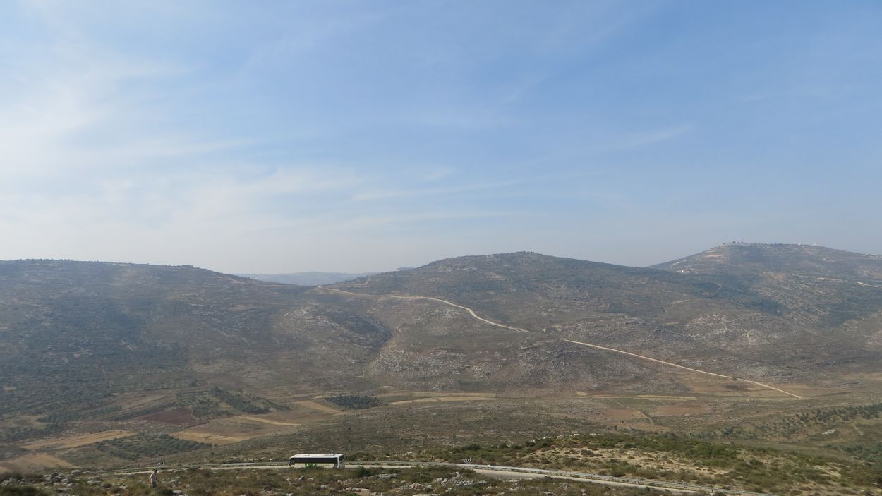 Вид на юг из Нофей Нехемия (май 2014 года).