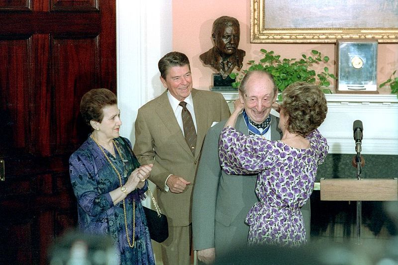 Файл:President Reagan and Nancy Reagan present Pianist Vladimir Horowitz with the Medal of Freedom in the Roosevelt room.jpg