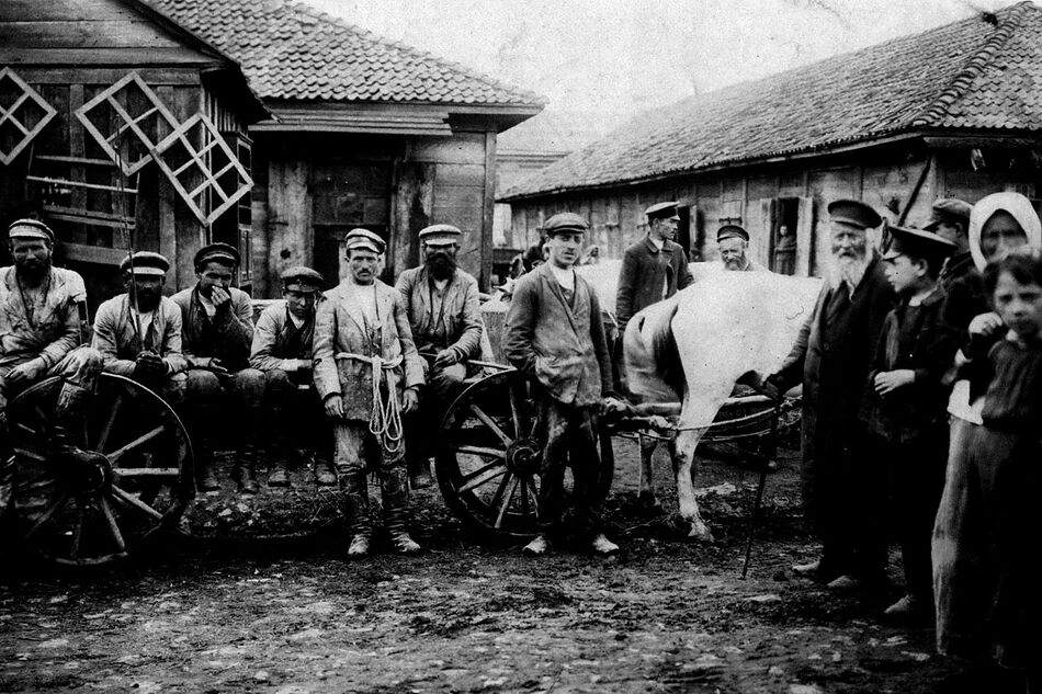 Евреи-извозчики в Корце в 1910 году